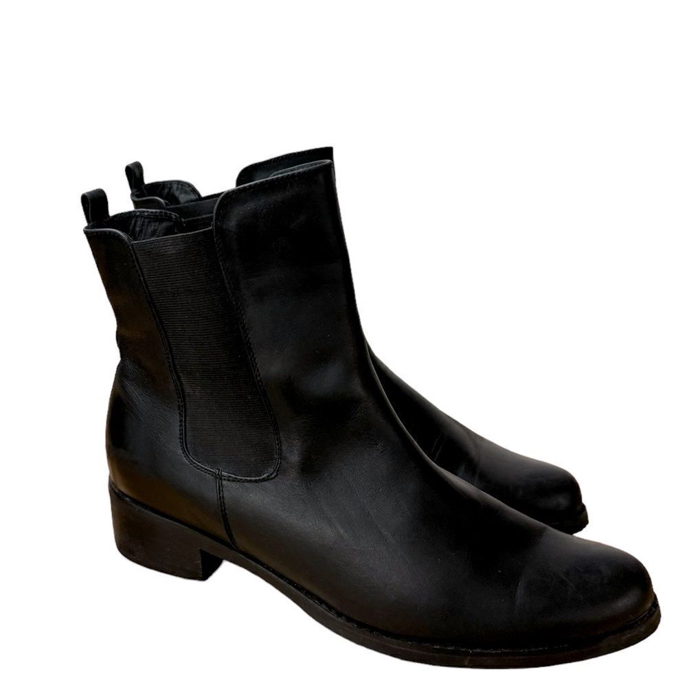 Blondo Leather Boots in EUC. Women's Size 9. Black leather vamp with tan insole